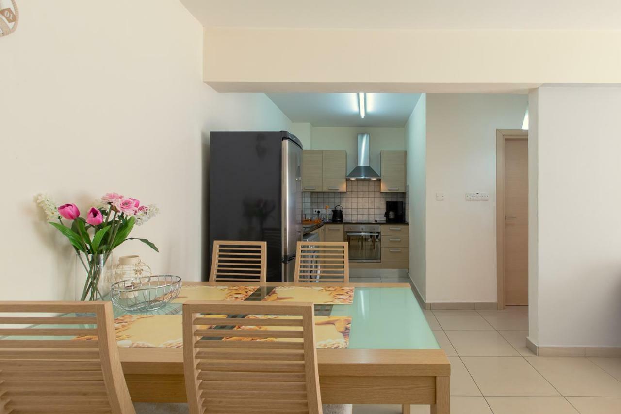 Lovely Bedroom In Shared Apartment Oroklini Exterior photo